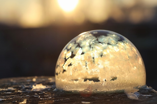 Le bolle di sapone si congelano al freddo. L'acqua saponata invernale si congela nell'aria.