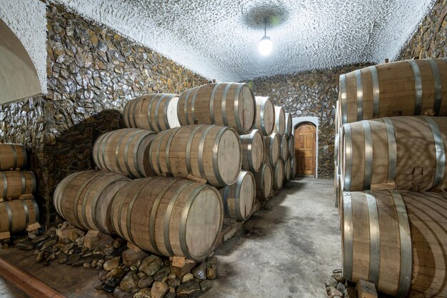 Le botti di legno in una fabbrica di vino