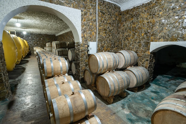 Le botti di legno in una fabbrica di vino