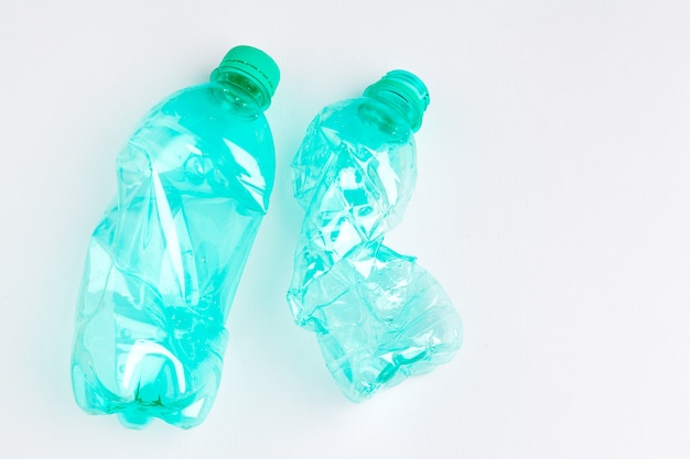 Le bottiglie di plastica colorate vuote sono rifiuti riciclabili