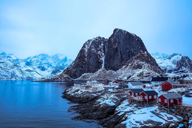 Le capanne di montagna e di pesca nel villaggio di Hamnoy nelle Isole Lofoten