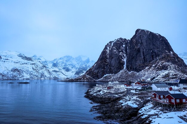 Le capanne di montagna e di pesca nel villaggio di Hamnoy nelle Isole Lofoten