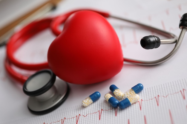 Le capsule di stetoscopio e medicina sono cardiogramma