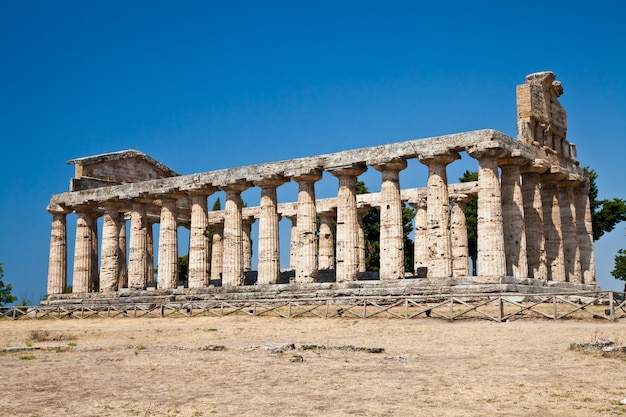 Le caratteristiche principali del sito oggi sono i resti in piedi di tre importanti templi in stile dorico, risalenti alla prima metà del VI secolo a.C.