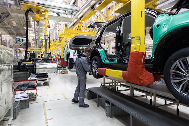 Le carrozzerie sono in catena di montaggio Fabbrica per la produzione di automobili Industria automobilistica moderna Un'auto viene controllata prima di essere verniciata in un'impresa hightech