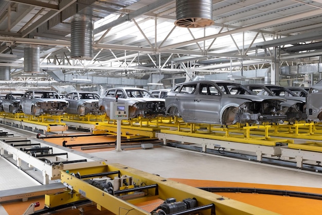 Le carrozzerie sono nella fabbrica della catena di montaggio per la produzione di automobili industria automobilistica moderna