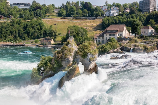 Le cascate del Reno sono la cascata più grande d'Europa a Sciaffusa, in Svizzera. Giornata estiva con il sole. Vista dal castello Laufen