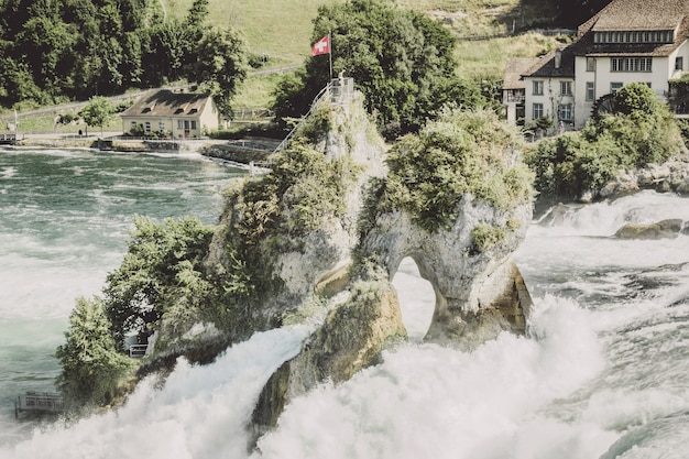 Le cascate del Reno sono la cascata più grande d'Europa a Sciaffusa, in Svizzera. Giornata estiva con il sole. Vista dal castello Laufen