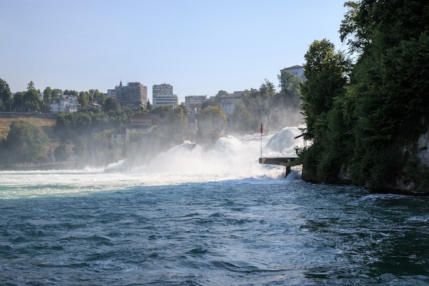 Le cascate del Reno sono la cascata più grande d'Europa a Sciaffusa, in Svizzera. Paesaggio estivo, tempo soleggiato, cielo azzurro e giornata di sole