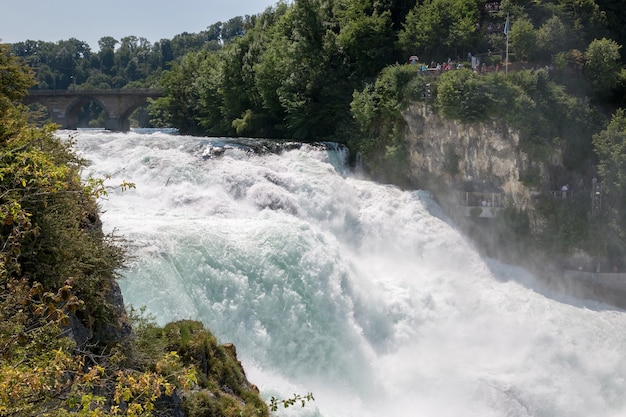 Le cascate del Reno sono la cascata più grande d'Europa a Sciaffusa, in Svizzera. Paesaggio estivo, tempo soleggiato, cielo azzurro e giornata di sole