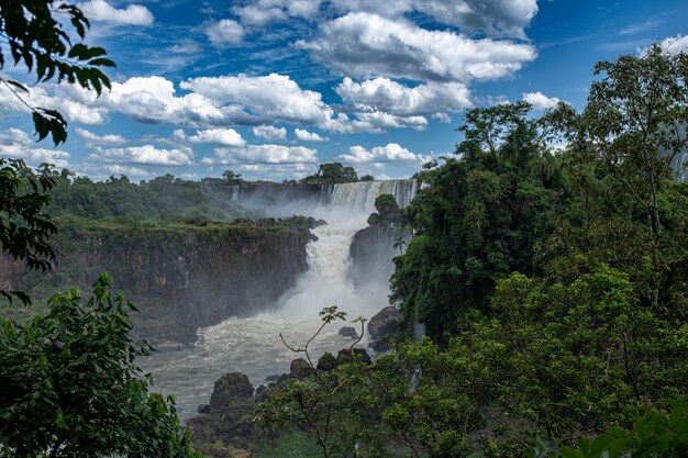 Le cascate di Iguazu con le loro viste panoramiche e i sentieri accattivanti offrono un'avventura esilarante per escursionisti ed esploratori