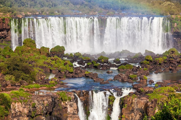 Le cascate di Iguazu sono cascate del fiume Iguazu al confine tra Argentina e Brasile. È una delle nuove 7 meraviglie della natura.