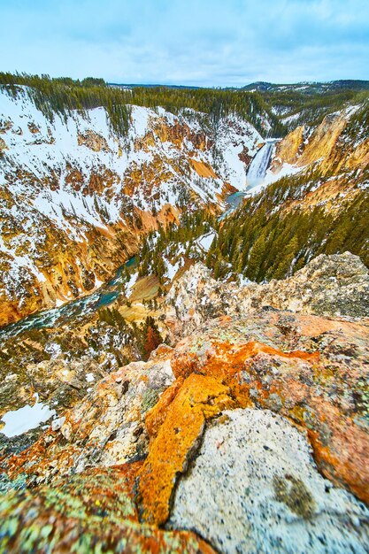 Le cascate superiori di Yellowstone da un punto di vista in inverno