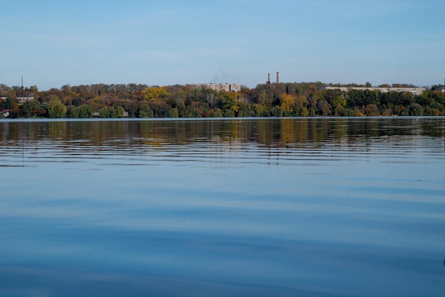 Le case d'acqua del lago d'autunno lasciano il giallo