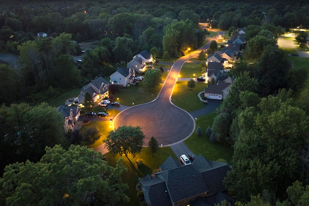 Le case dei sogni americani di notte sulla strada rurale di Culdesac nei sobborghi degli Stati Uniti Vista dall'alto di case residenziali brillantemente illuminate nella zona residenziale di Rochester NY