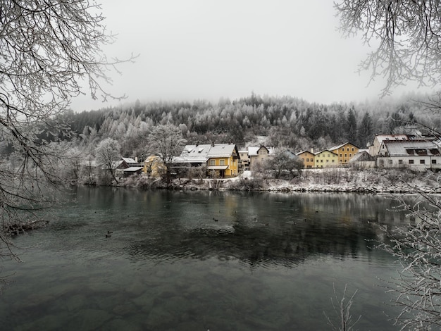 Le case si riflettono nel fiume d'inverno