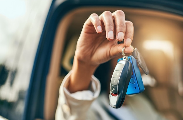 Le chiavi del trasporto Primo piano di un uomo d'affari irriconoscibile che tiene un mazzo di chiavi mentre è seduto all'interno di un'auto durante il giorno