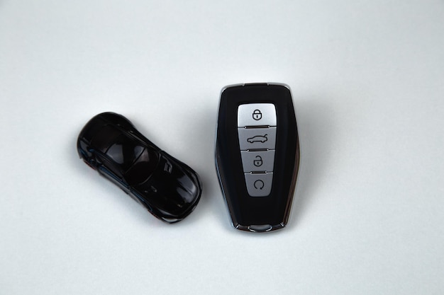 Le chiavi della macchina sono nere con inserti metallici e pulsanti di apertura e chiusura automatici posizionati su un bianco