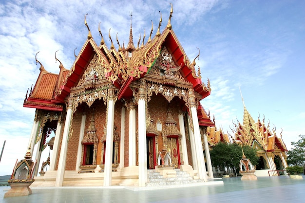 Le chiese tailandesi sono molto belle.