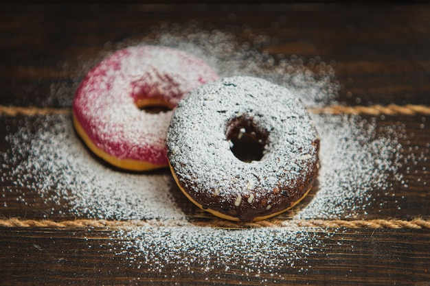 Le ciambelle sono cosparse di zucchero a velo