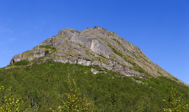 Le cime delle montagne, Khibiny e cielo nuvoloso. Penisola di Kola, Russia.