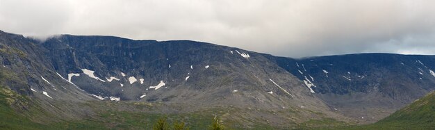 Le cime delle montagne, Khibiny e cielo nuvoloso