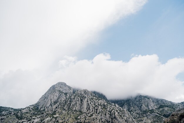 Le cime delle montagne rocciose in boka kotorska in montenegro nella baia di kotor