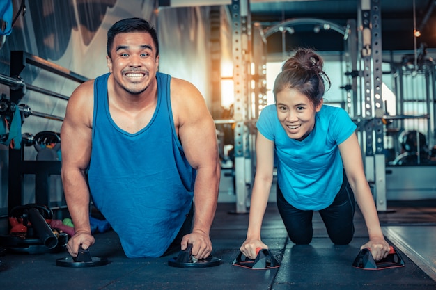 Le coppie adolescenti si esercitano in palestra