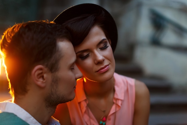 Le coppie alla moda nell'amore con gli occhi chiusi godono della seduta che abbraccia la sera il giorno di San Valentino luminoso