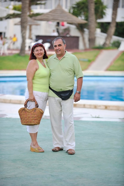 le coppie anziane mature anziane felici hanno tempo romantico sulla spiaggia al tramonto