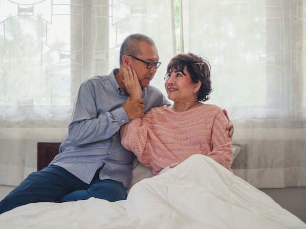 Le coppie anziane si siedono e riposano nel letto