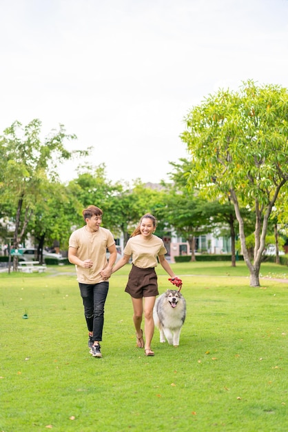 Le coppie asiatiche amano il cane