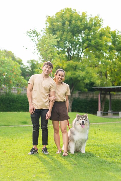 Le coppie asiatiche amano il cane