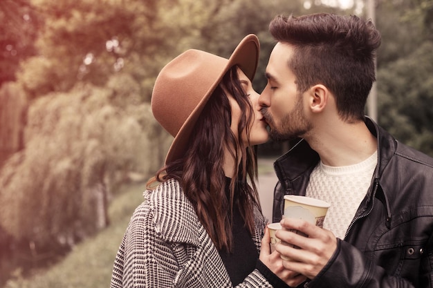 Le coppie bevono un caffè fuori