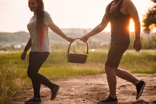 Le coppie camminano il concetto di amore picnic prato informale. Stile di vita da escursionista. Insieme sulla natura.