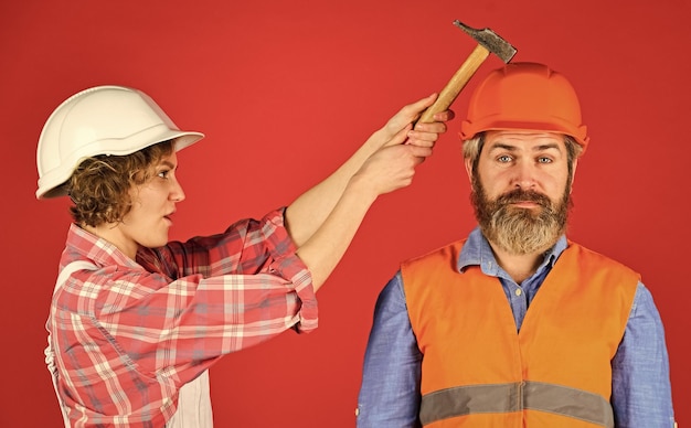 Le coppie che fanno l'appartamento riparano insieme l'uomo e la donna indossano la coppia del casco di sicurezza