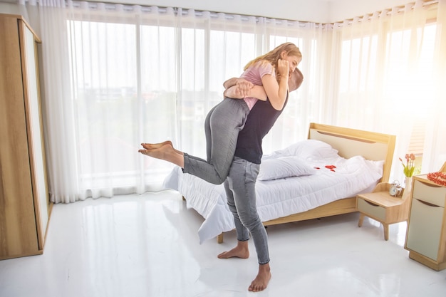 Le coppie di amore vivono nella felicità della camera da letto nel concetto di San Valentino di amore