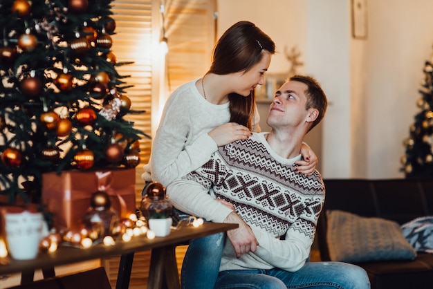 Le coppie festeggiano il Natale in una calda atmosfera a casa