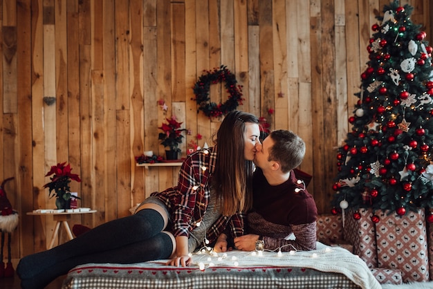 Le coppie festeggiano il Natale in una calda atmosfera a casa