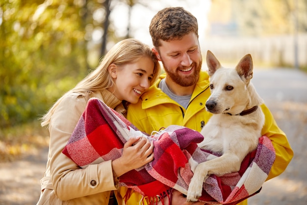 le coppie godono il tempo con l'animale domestico.