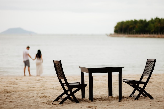 Le coppie in luna di miele si rilassano sulla spiaggia Vista mare e spiaggia sabbiosa in Asia Vietnam