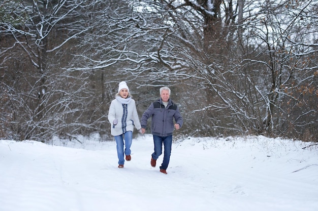 Le coppie mature felici si divertono all'aperto in inverno