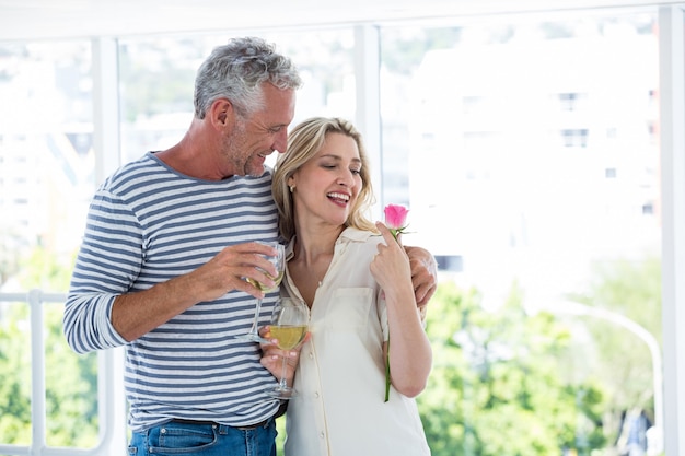 Le coppie mature romantiche con i vetri di vino e sono aumentato