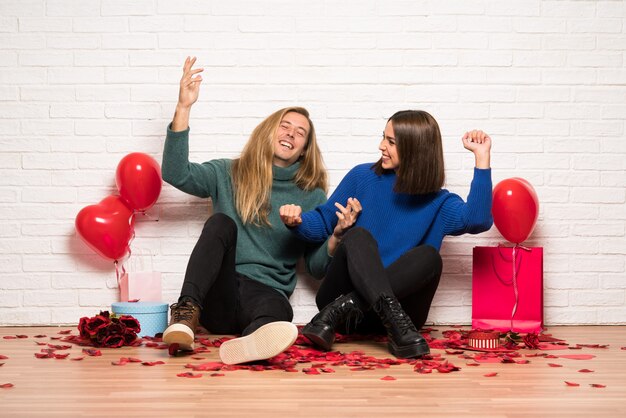 Le coppie nel giorno di San Valentino godono di ballare mentre ascoltano la musica ad una festa