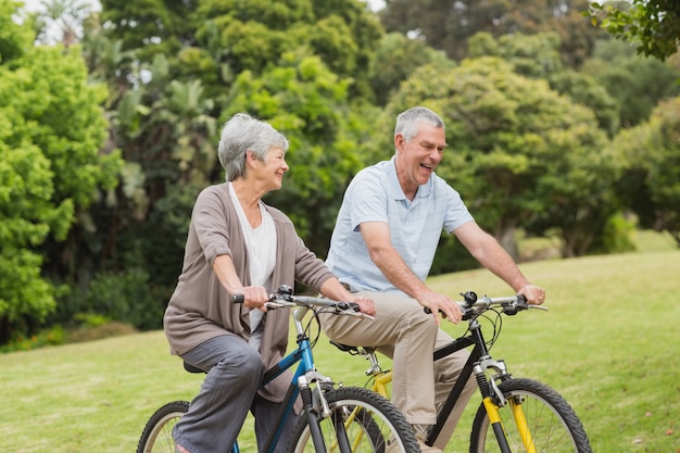 Le coppie senior sul ciclo guidano in campagna