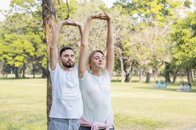 Le coppie si esercitano nel parco.