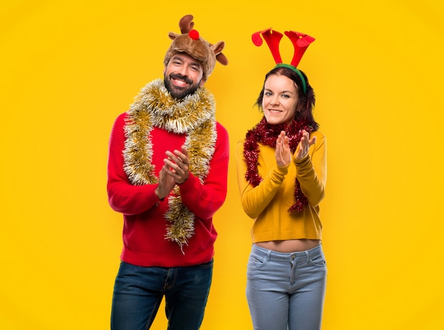 Le coppie si sono agghindate per le feste di natale che applaudono dopo la presentazione in una conferenza