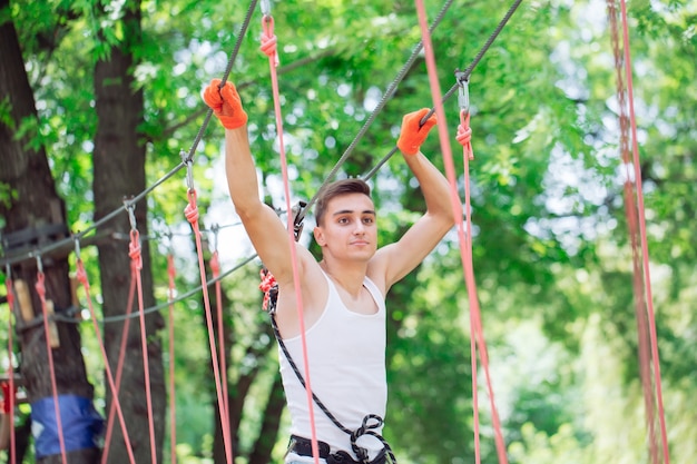 Le coppie trascorrono il loro tempo libero in un corso di corde. uomo e donna impegnati in arrampicata su roccia,