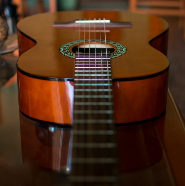 Le corde di chitarra classica in legno si chiudono