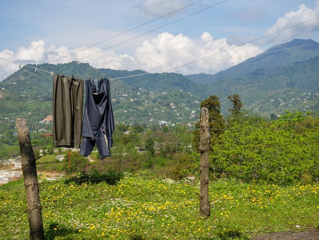 Le cose vengono asciugate su una corda in montagna Bel posto Asciugare il bucato in natura